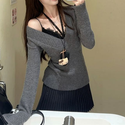 Lace Halter Top / Long-Sleeve V-Neck Knit / High-Rise Pleated Mini Flared Skirt