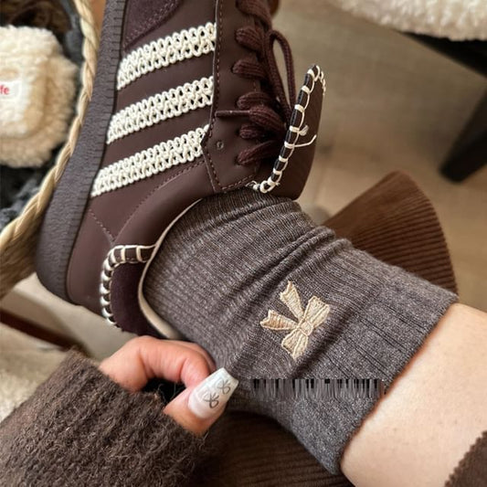 Chaussettes brodées avec nœud