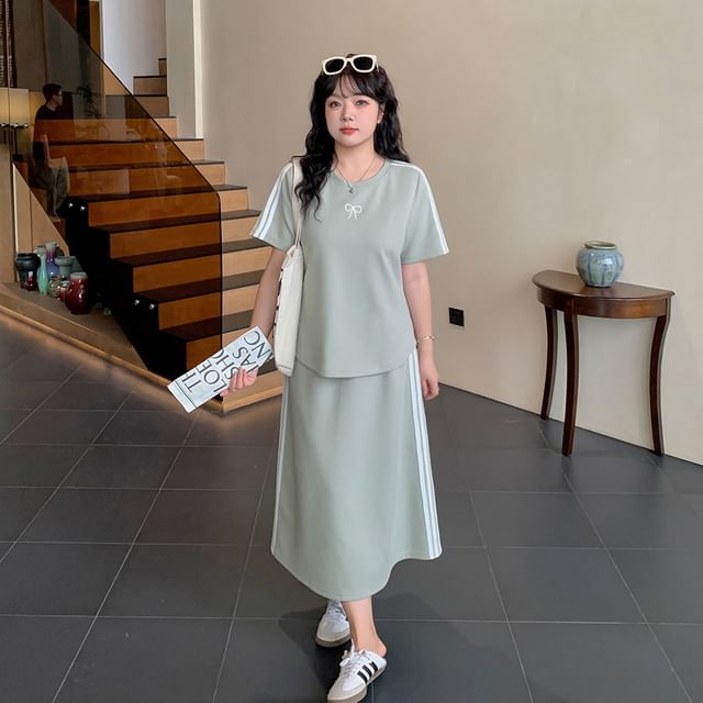 Plus Size Set: Short-Sleeve Round Neck Two Tone Bow Embroidered Tee + Drawstring Waist Midi A-Line Skirt