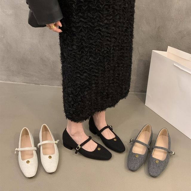 Chunky Heel Flower Accent Mary Jane Pumps