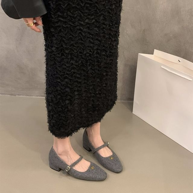 Chunky Heel Flower Accent Mary Jane Pumps