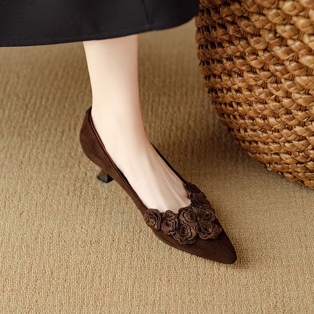 Kitten Heel Pointed Toe Plain Flower Accent Pumps