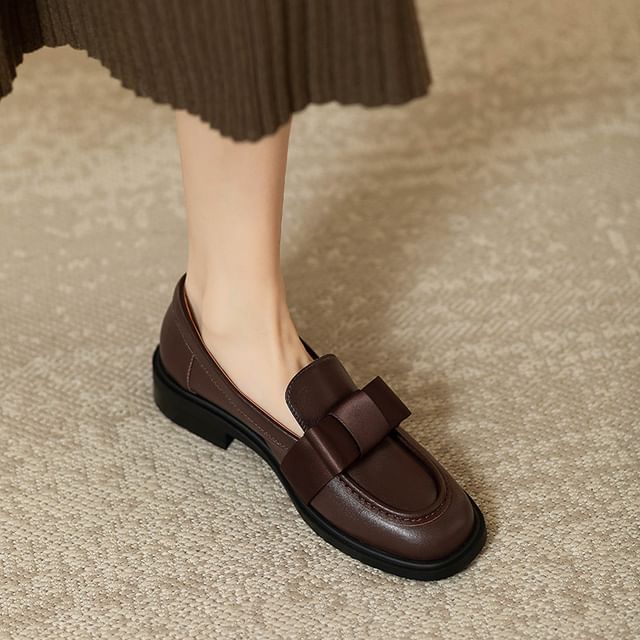 Plain Bow Accent Faux Leather Loafers