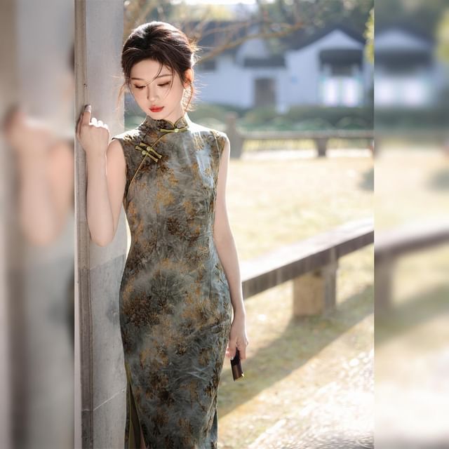Sleeveless Floral Side-Slit Midi Qipao