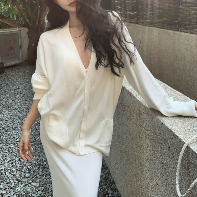 Long-Sleeve V-Neck Plain Blouse / Mid Waist Plain Maxi A-Line Skirt