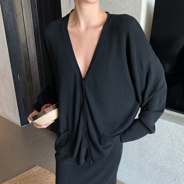 Long-Sleeve V-Neck Plain Blouse / Mid Waist Plain Maxi A-Line Skirt