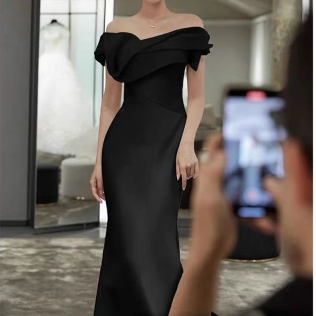 Off Shoulder Plain Sheath Evening Gown