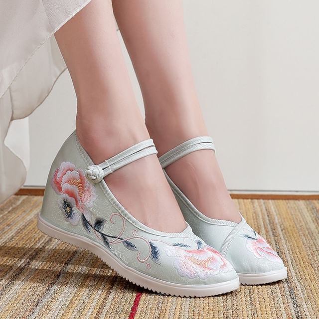 Wedge Heel Floral Embroidery Shoes