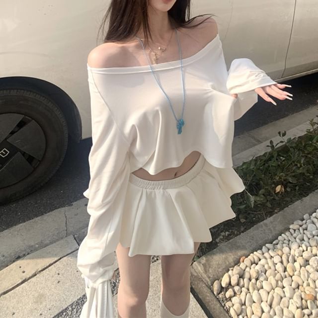 Long-Sleeve Off Shoulder Plain Crop T-Shirt / Mini A-Line Skirt
