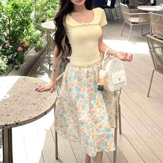 Short-Sleeve Scoop Neck Bow Slim Fit T-Shirt / Elastic Waist Floral Midi A-Line Skirt