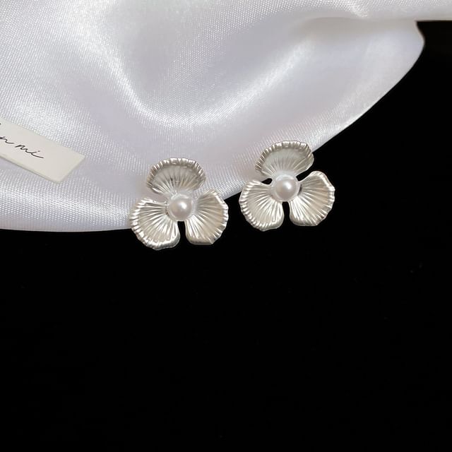 Flower Faux Pearl Stud Earring