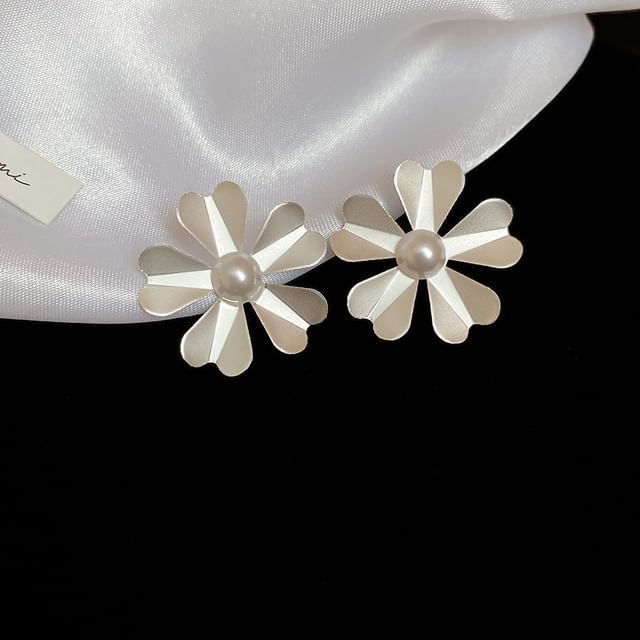 Flower Faux Pearl Stud Earring