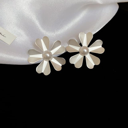 Flower Faux Pearl Stud Earring