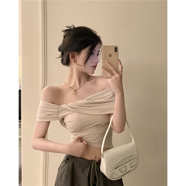 Cold-Shoulder Cropped Plain Mini Tee with Short Sleeves