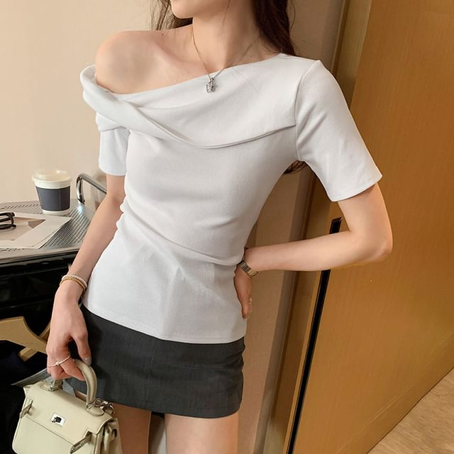 Plain Top Sleeve Shoulder Short Off