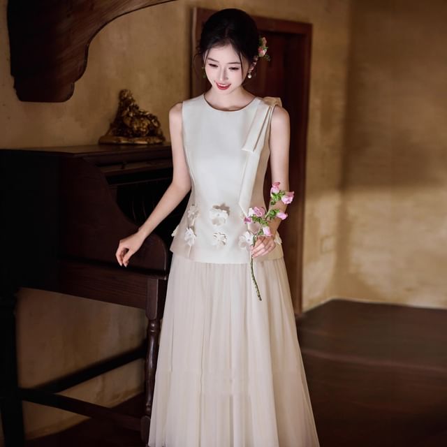 Sleeveless Round Neck Flower Accent Mesh Panel Maxi A-Line Wedding Dress