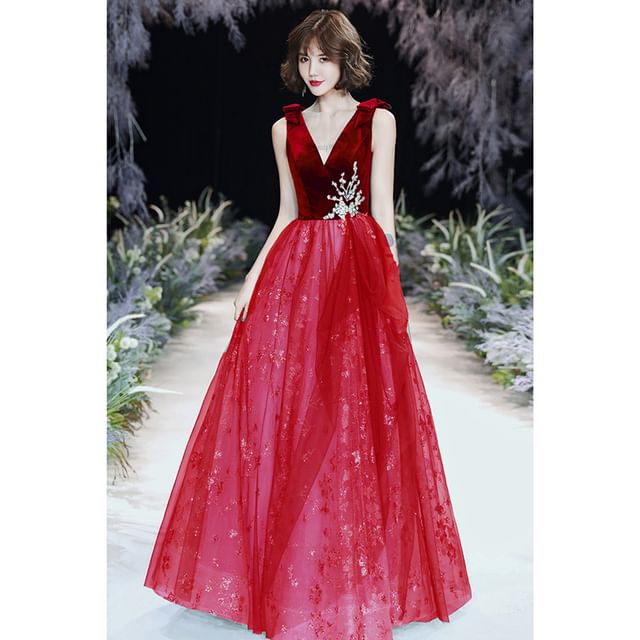 Sleeveless V-Neck Sequin Floral Applique Bow Velvet Panel Mesh A-Line Evening Gown / Midi Cocktail Dress