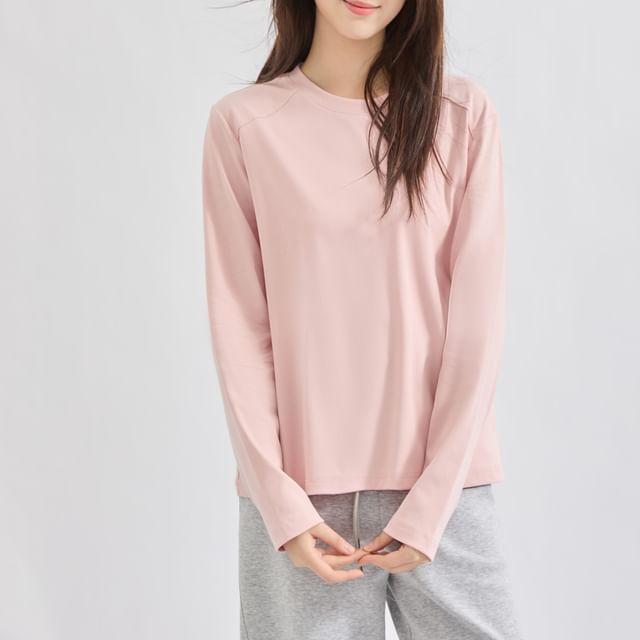 Round Neck Long-Sleeve Tee in Solid Color