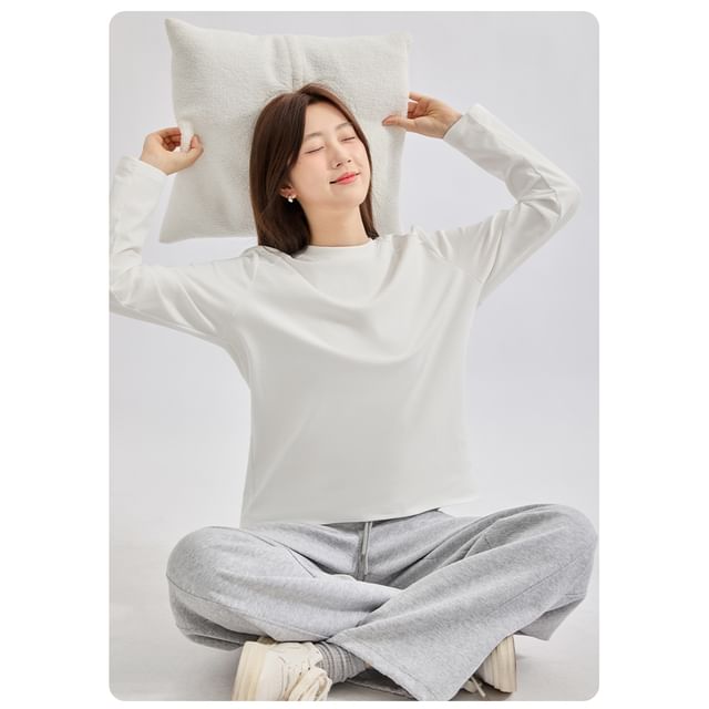 Round Neck Long-Sleeve Tee in Solid Color