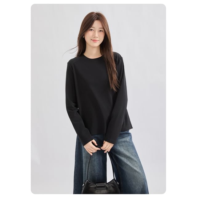 Round Neck Long-Sleeve Tee in Solid Color