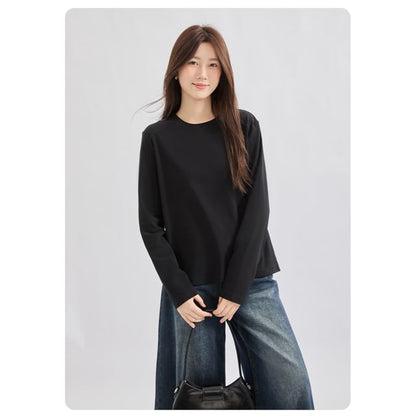 Round Neck Long-Sleeve Tee in Solid Color