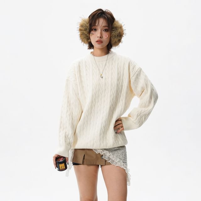 Crew Neck Cable Knit Sweater with Solid Pattern