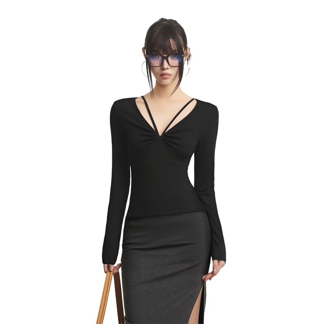 V-Neck Ruched Top with Long Sleeves in Solid Color