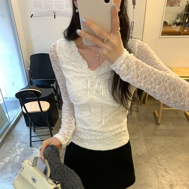 Extended Sleeve V-Neck Frilled Lace Slim Crop Top