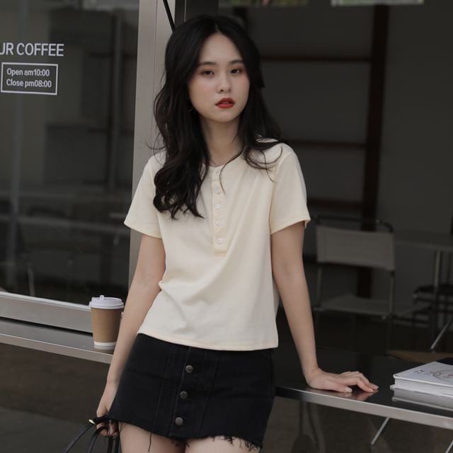 Half-Buttoned Short-Sleeve Crop Tee with Crew Neck