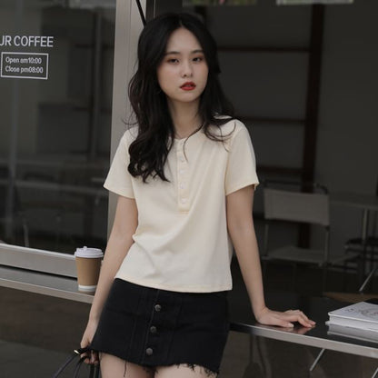 Half-Buttoned Short-Sleeve Crop Tee with Crew Neck