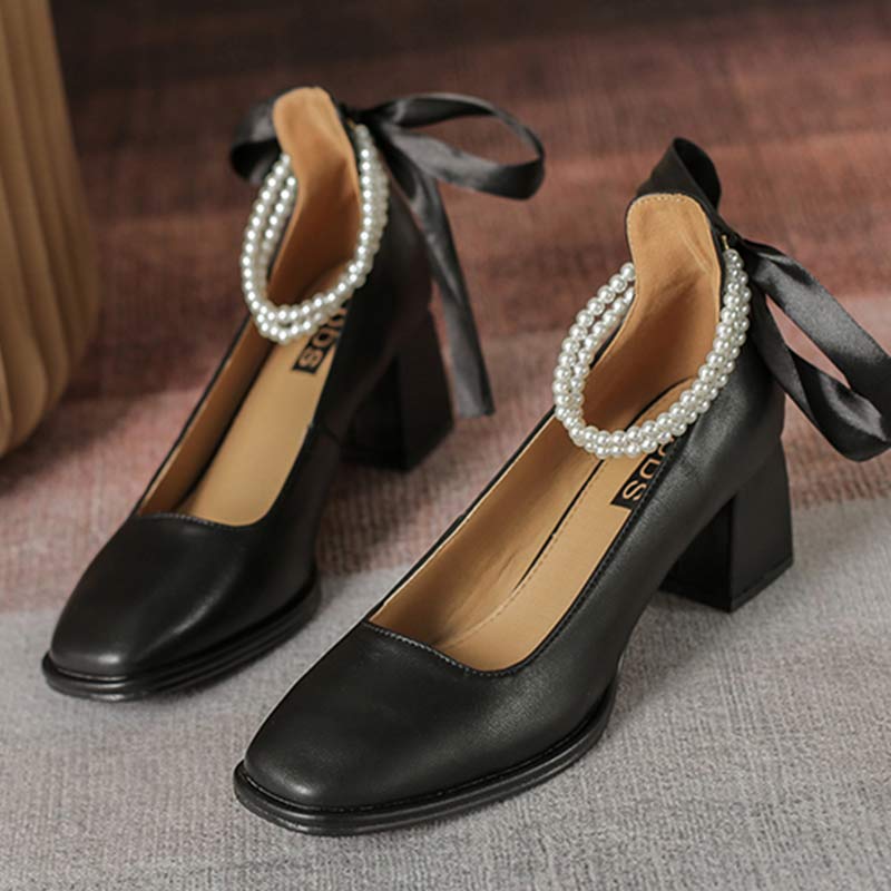 Elegante High Heels mit Perlenschleife