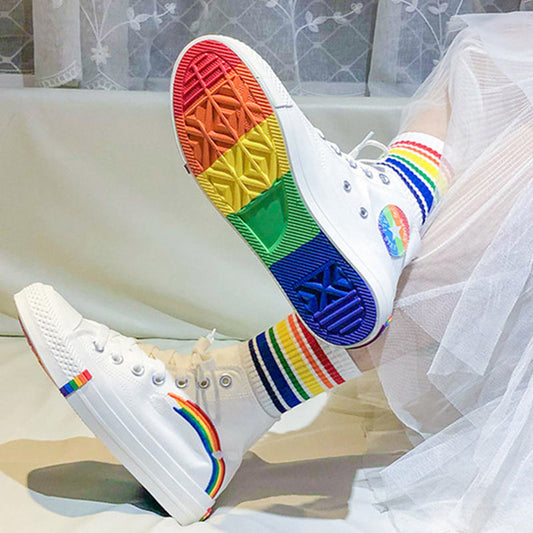 Stilvolle High Top Canvas-Schuhe mit Regenbogen-Print