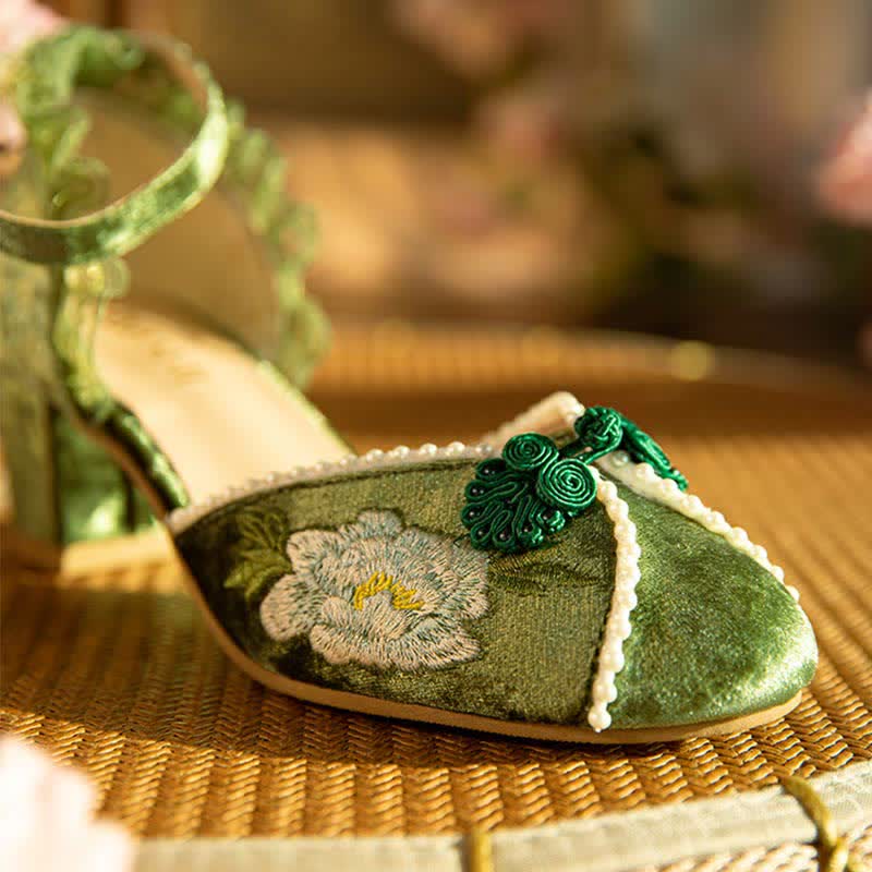 Elegante Mary Janes mit Blumenstickerei und Schnalle