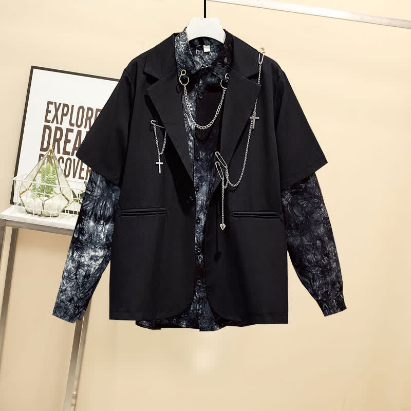 Schwarzer Gothic-Blazer mit Revers und Batik-Kettenhemd mit Gürtelhose 