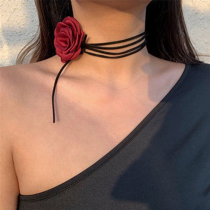 Collier ras du cou rose chic et élégant