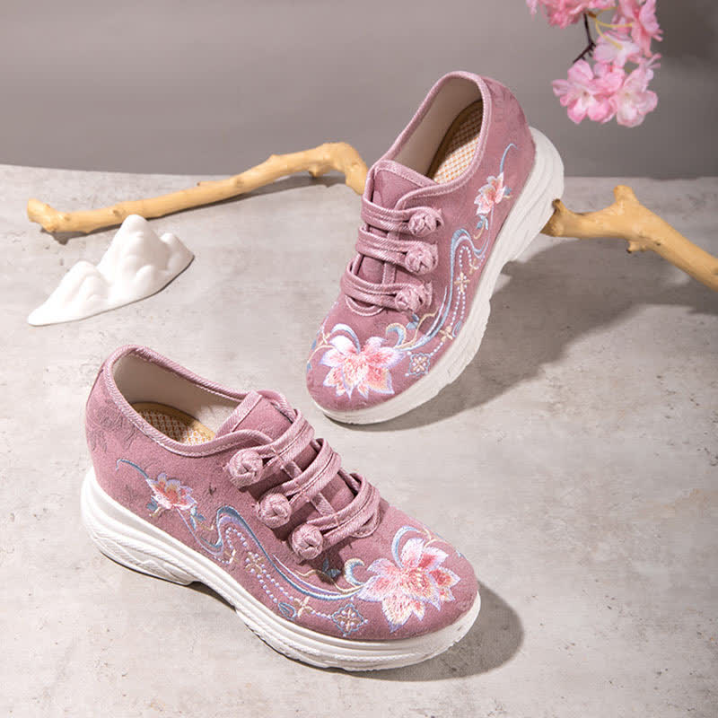 Chaussures à talons hauts avec boucle et broderie de fleurs roses