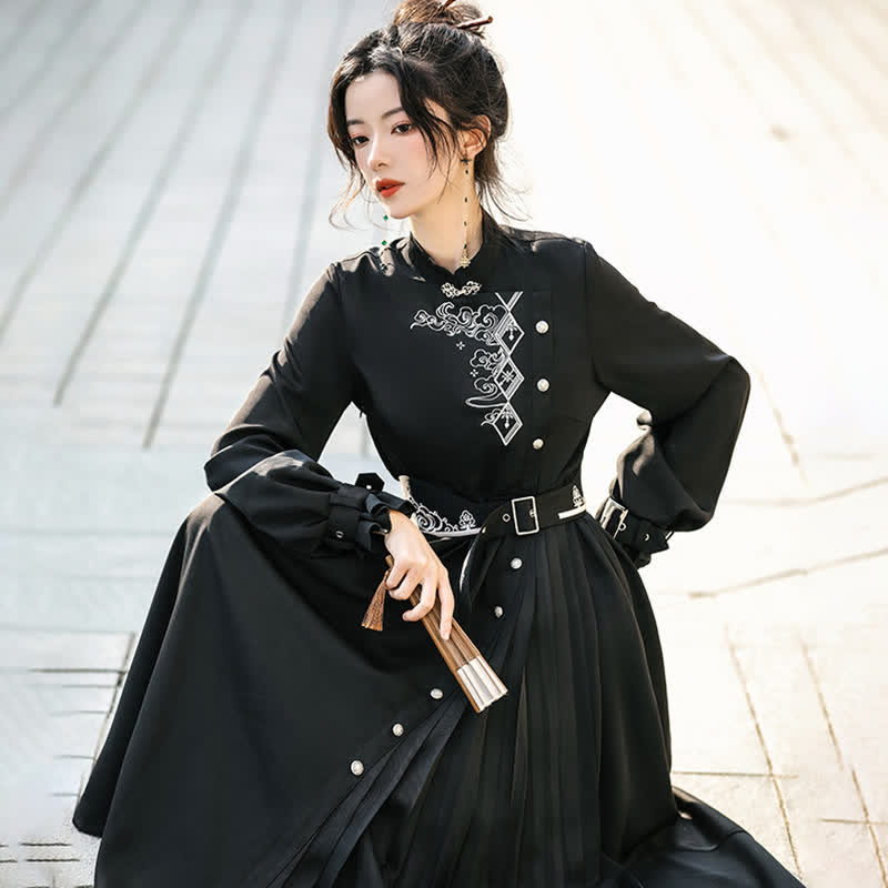 Elegantes schwarzes Plisseekleid mit Vintage-Stickerei und Gürtel