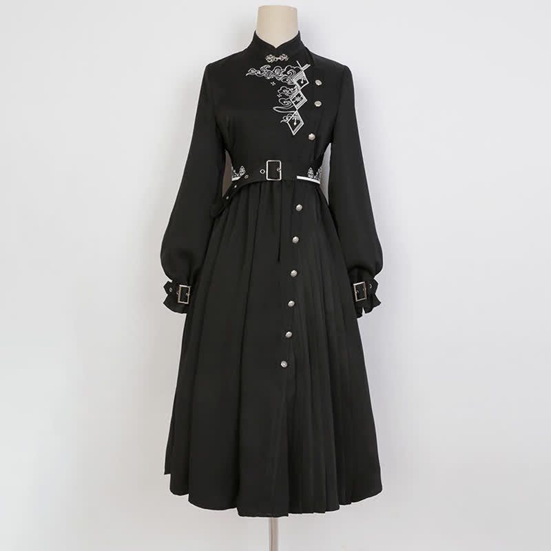 Robe plissée noire élégante avec ceinture et broderie vintage