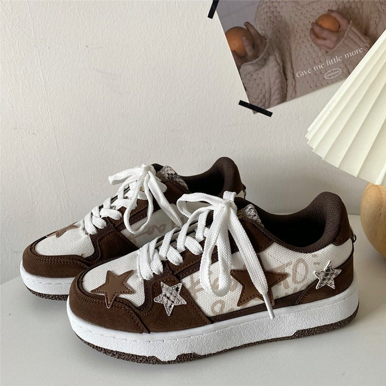 Braune Sneaker mit Stern-Ästhetik