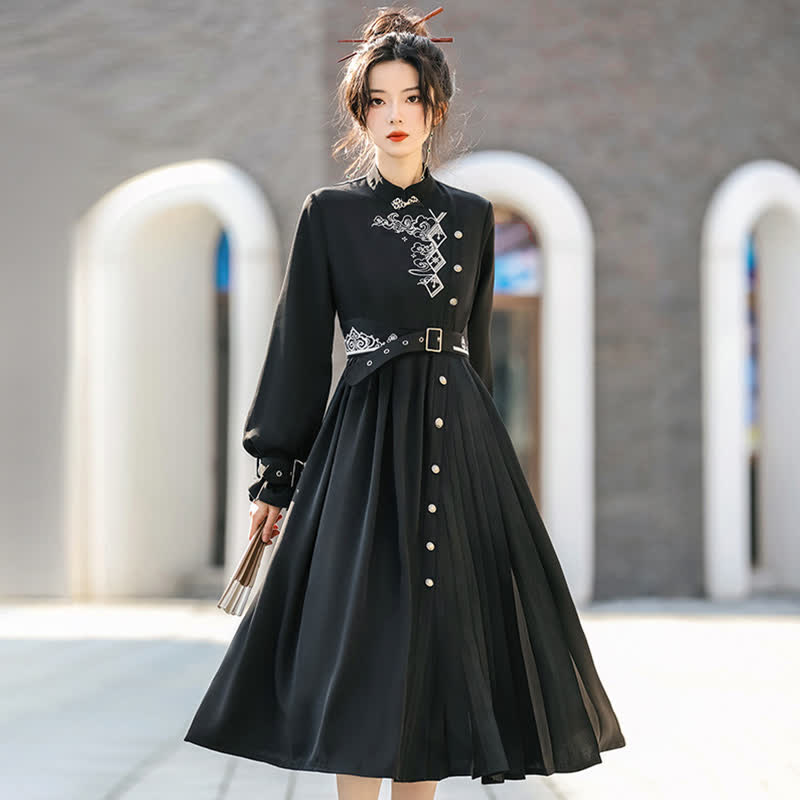 Robe plissée noire élégante avec ceinture et broderie vintage