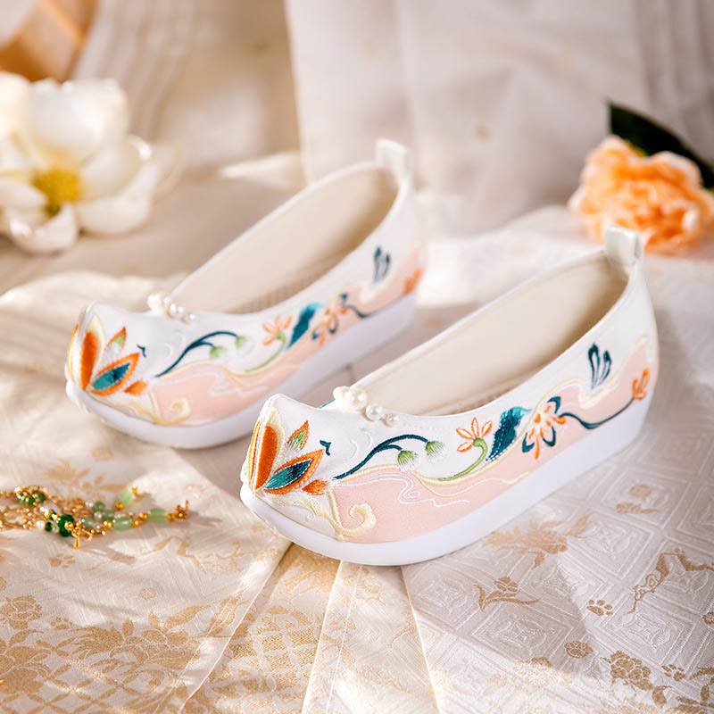 Chaussures rétro à broderie florale avec décor de perles