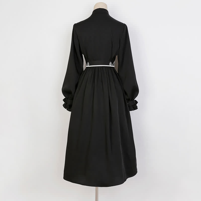 Robe plissée noire élégante avec ceinture et broderie vintage