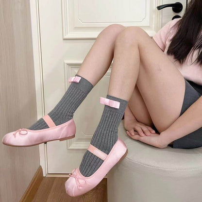 Süße Strick-Socken mit Knotenschleife