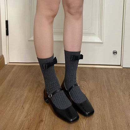 Süße Strick-Socken mit Knotenschleife