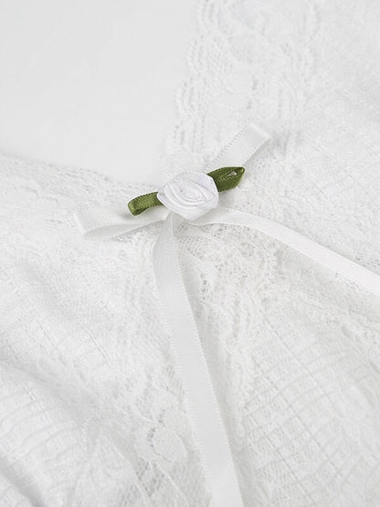 Robe blanche en dentelle fleurie