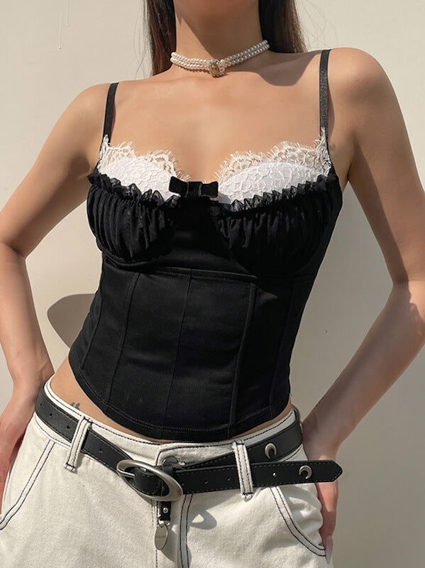 Camisole noire avec dentelle blanche