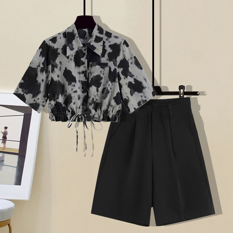 T-Shirt mit Batikmuster und Kordelzug, schwarze Shorts