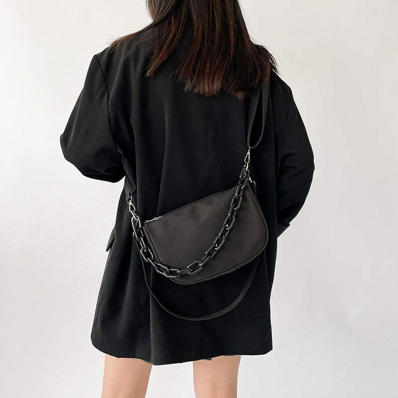 Sac à bandoulière tendance en acrylique noir avec chaîne