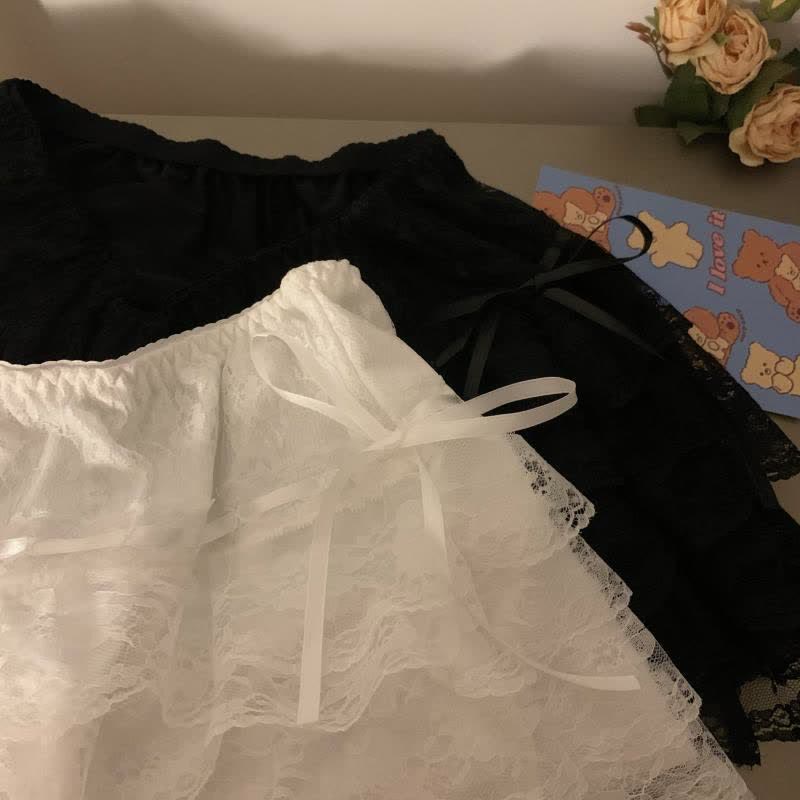 Short de bain blanc doux avec bordure en dentelle superposée