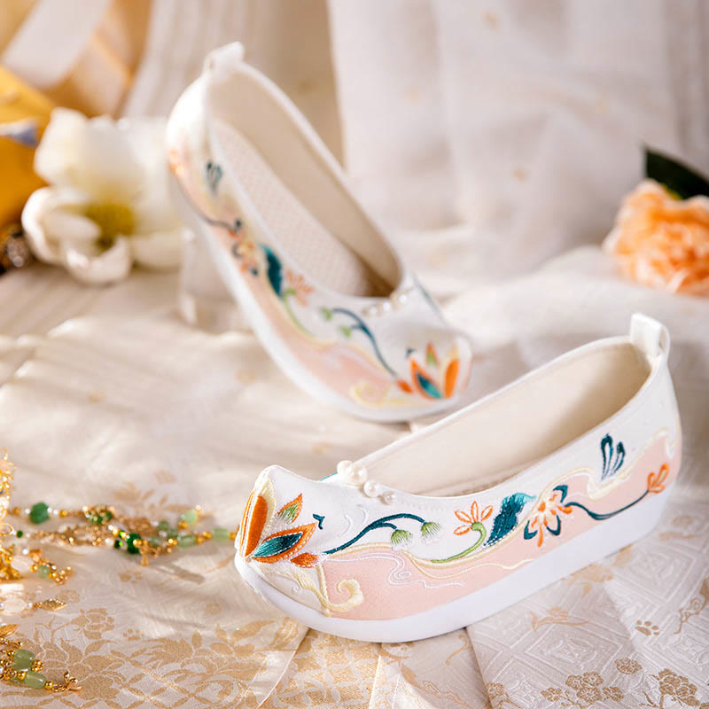 Chaussures rétro à broderie florale avec décor de perles